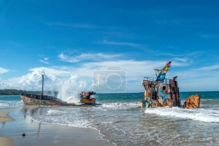 Téléchargez les photos : Manzanillo, Costa Rica - 26 novembre 2022 : déambulez sur la plage sans fin de Manzanillo, Playa Grande, avec ses célèbres épaves. - en image libre de droit