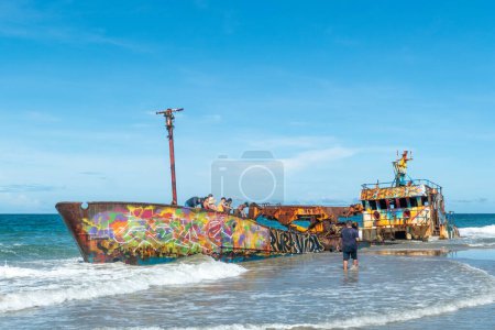Téléchargez les photos : Manzanillo, Costa Rica - 26 novembre 2022 : A Manzanillo, déambulez sur la plage sans fin Playa Grande, avec son célèbre naufrage, et repérez les énormes bandes de pélicans qui passent de temps en temps. - en image libre de droit