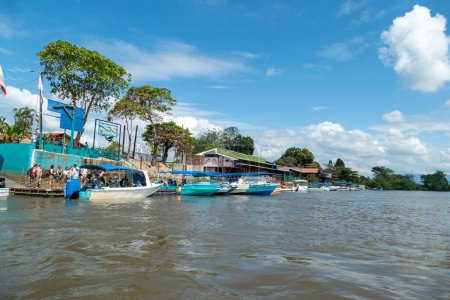 Téléchargez les photos : Tortuguero, Costa Rica - 12 décembre 2022 : port de Tortuguero comme point de départ pour des excursions en bateau dans la jungle dans le parc national. - en image libre de droit