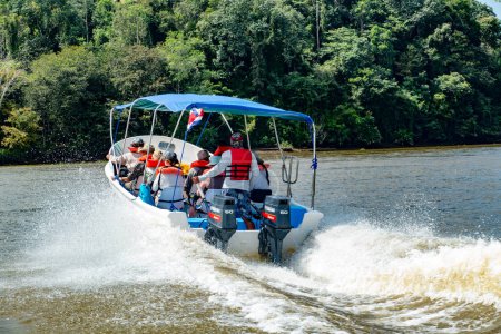 Téléchargez les photos : Tortuguero, Costa Rica - Décembre 12, 2022 : bateau à partir de Tortuguero pour des excursions en bateau dans la jungle dans le parc national. - en image libre de droit