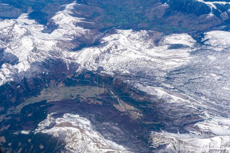 Téléchargez les photos : Paysage pyrénéen pittoresque dansà la frontière France Espagne avec sommets enneigés - en image libre de droit