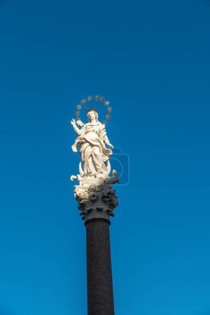 Foto de La Virgen dello Stellario erigida en 1687, en Via dei Fossi, Lucca Toscana - - Imagen libre de derechos