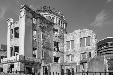 Foto de La cúpula atómica de la bomba se encuentra en la ciudad de Hiroshima, prefectura de Hiroshima. Fue registrada como Patrimonio de la Humanidad por la UNESCO en 1996 como símbolo de la importancia de la paz.. - Imagen libre de derechos