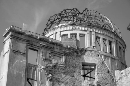 Foto de La cúpula atómica de la bomba se encuentra en la ciudad de Hiroshima, prefectura de Hiroshima. Fue registrada como Patrimonio de la Humanidad por la UNESCO en 1996 como símbolo de la importancia de la paz.. - Imagen libre de derechos