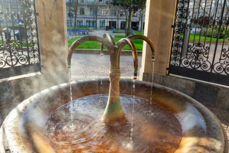 Téléchargez les photos : Le Kochbrunnen (en allemand : fontaine à ébullition) à Wiesbaden est la source d'eau chaude la plus célèbre de la ville. C'est une source chaude de chlorure de sodium. - en image libre de droit