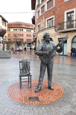Foto de Guernica, España - 9 de abril de 2022: Monumento a José María Iparragirre, guitarrista y autor del himno Gernikako Arbola, el Árbol de Gernika, Gernika Lumo - Imagen libre de derechos