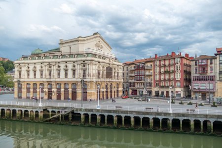 Téléchargez les photos : Bilbao, Espagne - 26 avril 2022 : Théâtre Arriaga pittoresque à Bilbao, Espagne. - en image libre de droit
