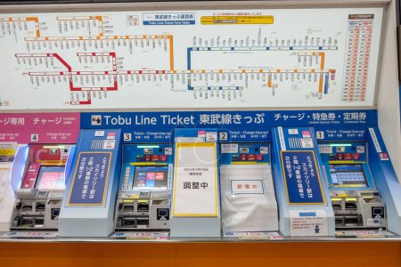 Téléchargez les photos : Tokyo, Japon - 17 mars 2023 : Distributeurs automatiques de billets ou distributeurs automatiques de billets au métro de Tokyo à Tokyo. - en image libre de droit