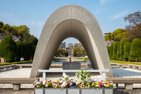 Foto de Hiroshima, Japón - 29 de marzo de 2023: Cenotafio para las víctimas de la bomba atómica, Hiroshima Peace Memorial Park, Hiroshima, Western Honshu, Japón, Asia - Imagen libre de derechos