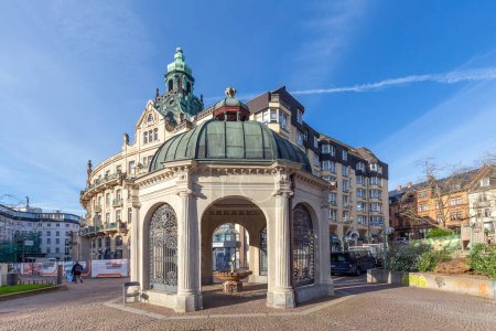 Foto de Wiesbaden, Alemania - 4 de abril de 2023: El Kochbrunnen (en alemán: fuente de ebullición) en Wiesbaden es la fuente termal más famosa de la ciudad. Es una fuente termal de cloruro sódico. - Imagen libre de derechos