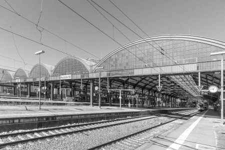 Téléchargez les photos : Wiesbaden, Allemagne - 4 avril 2023 : vue sur la gare néoclassique de Wiesbaden, la plus petite copie de la gare de Francfort. - en image libre de droit