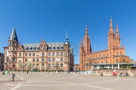 Foto de Wiesbaden, Alemania - 4 de abril de 2023: Dernsches Gelaende, izquierda con nuevo ayuntamiento y a la derecha la Marktkirche llamada iglesia del mercado. - Imagen libre de derechos