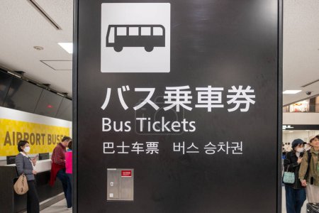 Téléchargez les photos : Tokyo, Japon - 16 mars 2023 : signalisation Billets d'autobus à l'aéroport de Tokyo pour l'orientation étrangère et locale à l'aéroport. - en image libre de droit