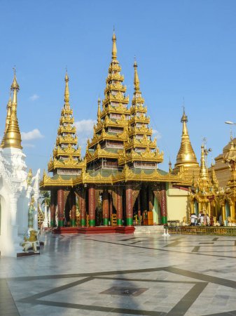 Téléchargez les photos : Rangoon, Myanmar - Le 18 avril 2007 : les gens visitent la pagode du shwedagon doré à Rangoon, Myanmar sans personne. - en image libre de droit