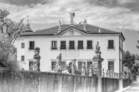 Foto de Vicenza, Italia - 4 de agosto de 2009: villa Valmarana ai Nani en Vicenca, Italia. La villa fue construida por Andrea Palladio en 1669 y está decorada con frescos de Giovanni Battista Tiepolo.. - Imagen libre de derechos