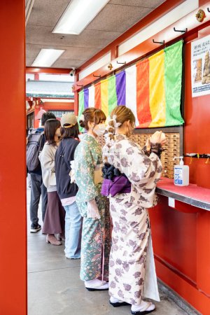 Téléchargez les photos : Tokyo, Japon - 17 mars 2023 : installations de lavage pour toutes les personnes en public afin de désinfecter les mains pour éviter une maladie de la couronne. - en image libre de droit