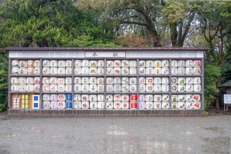 Foto de Tokio, Japón - 18 de marzo de 2023: una pila de barriles de sake ofrecidos en el Santuario Meiji-Jingu en Tokio, un templo religioso en Tokio, Japón - Imagen libre de derechos