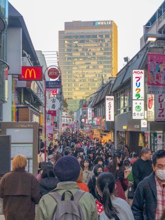 Téléchargez les photos : Tokyo, Japon - 19 mars 2023 : célèbre rue commerçante et gastronomique Takeshita à Tokyo. 400 mètres de plaisir, de nourriture et de mode. - en image libre de droit