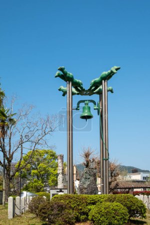 Téléchargez les photos : Nagasaki, Japon - 1er avril 2023 : Bell de la Paix à Nagasaki, Bell de Nagasaki est un mémorial à l'attentat à la bombe qui a eu lieu à 11 : 02. La cloche sonne à ce moment pour rappeler la tragédie. - en image libre de droit