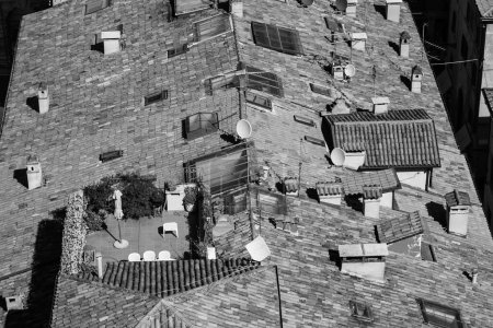 Foto de Vista a la azotea de casas históricas desde Torre dei Lamberti en Verona, Italia - Imagen libre de derechos
