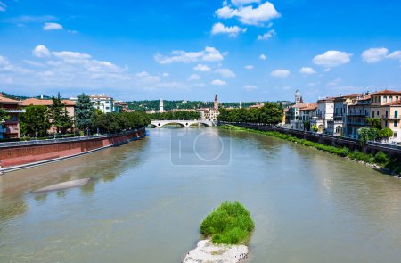 Téléchargez les photos : Après-midi lumière sur la rivière Adige à Vérone - en image libre de droit