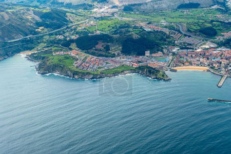 Téléchargez les photos : Aerial of village Castro Urdiales avec 2 jetées et plage de sable fin en Cantabrie, Espagne - en image libre de droit