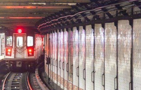 Téléchargez les photos : Le train arrive à la station de métro à New York - en image libre de droit