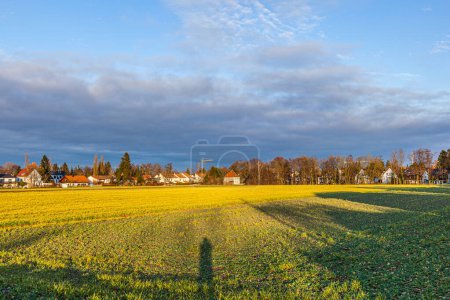 Téléchargez les photos : Paysage rural à Munich avec nouvelles colonies et champs, Allemagne - en image libre de droit