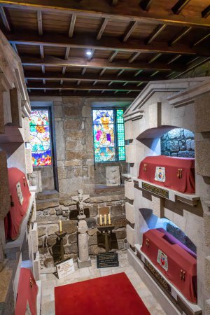 Téléchargez les photos : Braga, Portugal - 1er mai 2023 : tombe avec cercueil de l'ancien arc. évêques dans l'église de Braga, Portugal, - en image libre de droit