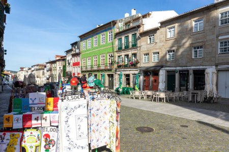 Téléchargez les photos : Braga, Portugal - 1er mai 2023 : scène de rue dans la vieille ville de Braga avec des façades historiques et les gens tôt le matin. - en image libre de droit