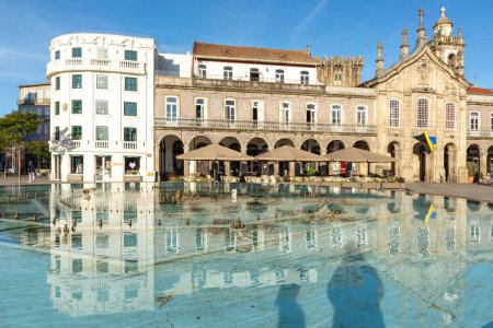 Téléchargez les photos : Braga, Portugal - 1er mai 2023 : vue du lever du soleil sur Praca da Republica dans le centre historique de Braga, Portugal avec réflexion. - en image libre de droit