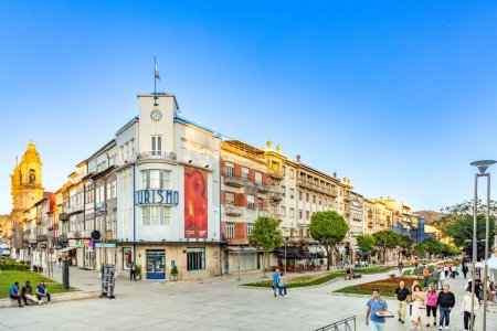 Téléchargez les photos : Braga, Portugal - 30 avril 2023 : Coucher de soleil sur Praca da Republica dans le centre historique de Braga, Portugal avec reflet dans la fontaine. - en image libre de droit