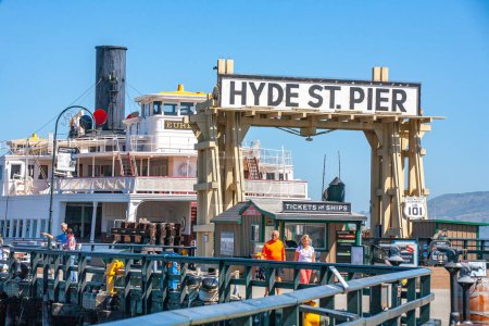 Foto de San Francisco, EE.UU. - 20 de junio de 2012: la gente disfruta de la visita en los viejos barcos históricos en Hyde Street muelle en San Francisco. - Imagen libre de derechos