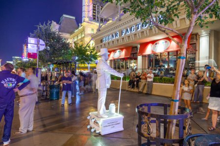 Foto de Las Vegas, EE.UU. - 15 de junio de 2012: la publicidad del corte de diamantes y el entretenimiento mundial en la Franja por la noche por una estatua móvil blanca. - Imagen libre de derechos