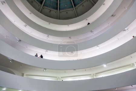 Téléchargez les photos : New York, États-Unis - 11 juillet 2010 : à l'intérieur du célèbre musée Guggenheim avec la construction sinueuse dans l'après-midi à New York, États-Unis - en image libre de droit
