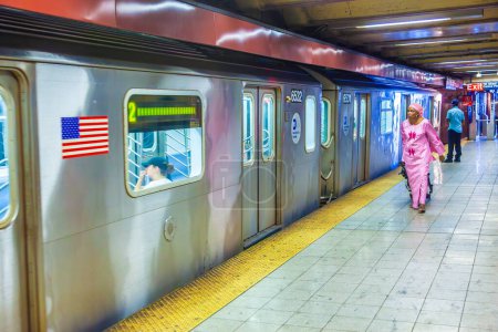 Téléchargez les photos : New York, États-Unis - 11 juillet 2010 : les gens se pressent de rejoindre le train à la gare Central Park à New York. La première ligne de métro a ouvert ses portes le 27 octobre 1904 et est aujourd'hui la plus fréquentée au monde.. - en image libre de droit