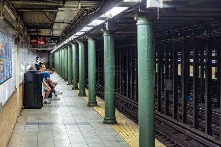 Téléchargez les photos : New York, États-Unis - 11 juillet 2010 : les gens attendent l'arrivée du train dans le métro de New York. - en image libre de droit