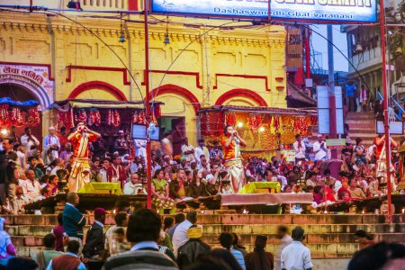 Téléchargez les photos : Varanasi, Inde - 10 décembre 2009 : Des hindous célèbrent le ghat de Dashaswmedh sur la rivière Ganga dans la ville sainte de Varanasi. Le saint rituel de lavage a lieu tous les jours à Varanasi, en Inde. - en image libre de droit