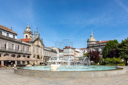 Téléchargez les photos : Braga, Portugal - 1er mai 2023 : vue du lever du soleil sur Praca da Republica dans le centre historique de Braga, Portugal avec reflet dans la fontaine. - en image libre de droit