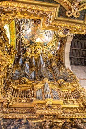 Foto de Braga, Portugal - 1 de mayo de 2023: Decoración dorada del alto coro y órganos en el interior de la catedral de Se de Braga - Braga, Portugal - Imagen libre de derechos