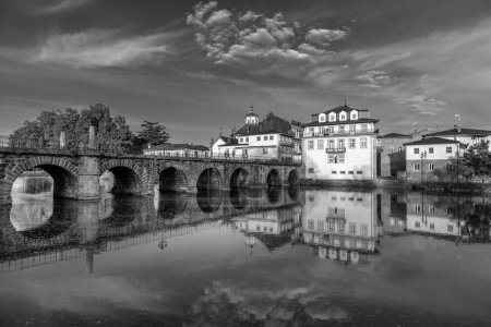 Téléchargez les photos : Ponte de Trajano réfléchi sur le fleuve Tamega à Chaves, Portugal. - en image libre de droit