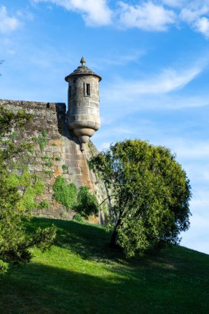 Téléchargez les photos : Gardez la tour, les ruines du château, la structure médiévale. Il a été construit par Dom Dinis au 14ème siècle. Chaves, Portugal - en image libre de droit