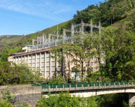 Téléchargez les photos : La centrale hydroélectrique de Cabril, sur la rivière Pedrogao, au Portugal démarre en 1954 - en image libre de droit