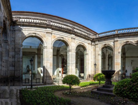 Téléchargez les photos : Jardin extérieur pittoresque cloître à la cathédrale de Braga, Portugal - en image libre de droit