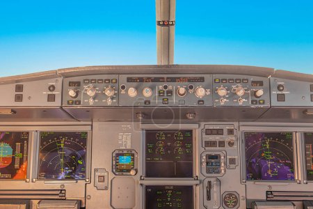 Foto de Vista de cabina de un avión comercial a reacción con piloto en fase de crucero de vuelo. - Imagen libre de derechos