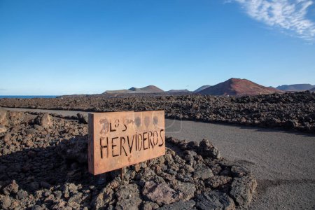 Téléchargez les photos : Panneau métallique de Los Hervideros sur fond de roches de lave rugueuses dans le parc national de Timanfaya, Lanzarote, îles Canaries, Espagne - en image libre de droit