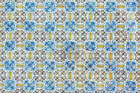 Foto de Patrón de azulejos decorados antiguos típicos en una pared en Portugal, influenciado por el diseño arabesco - Imagen libre de derechos