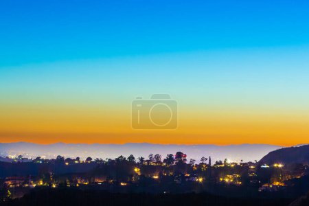 Téléchargez les photos : Vue aérienne panoramique sur les toits de San Francisco à l'aube - en image libre de droit