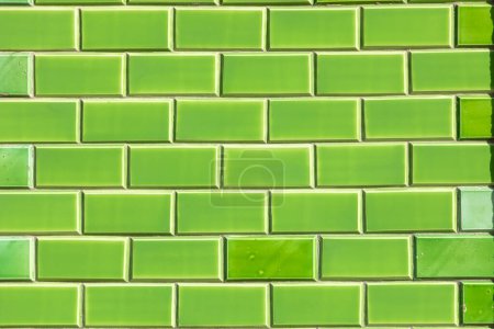 Téléchargez les photos : Carreaux vitrés verts propres à un mur au Portugal - en image libre de droit