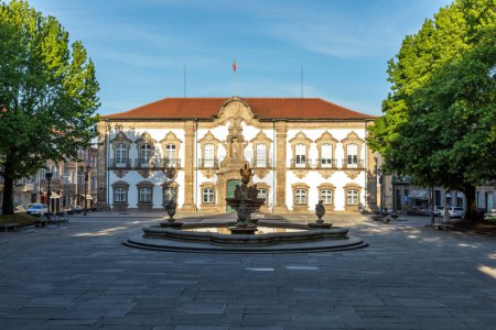 Foto de Ayuntamiento de Braga-Paos do CONCELHO - y Fuente Pelícano - Braga, Portugal a la luz del amanecer - Imagen libre de derechos